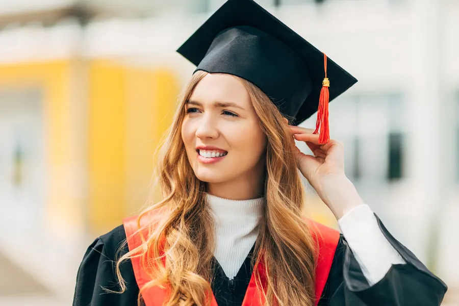Estudiante graduada con toga y birrete